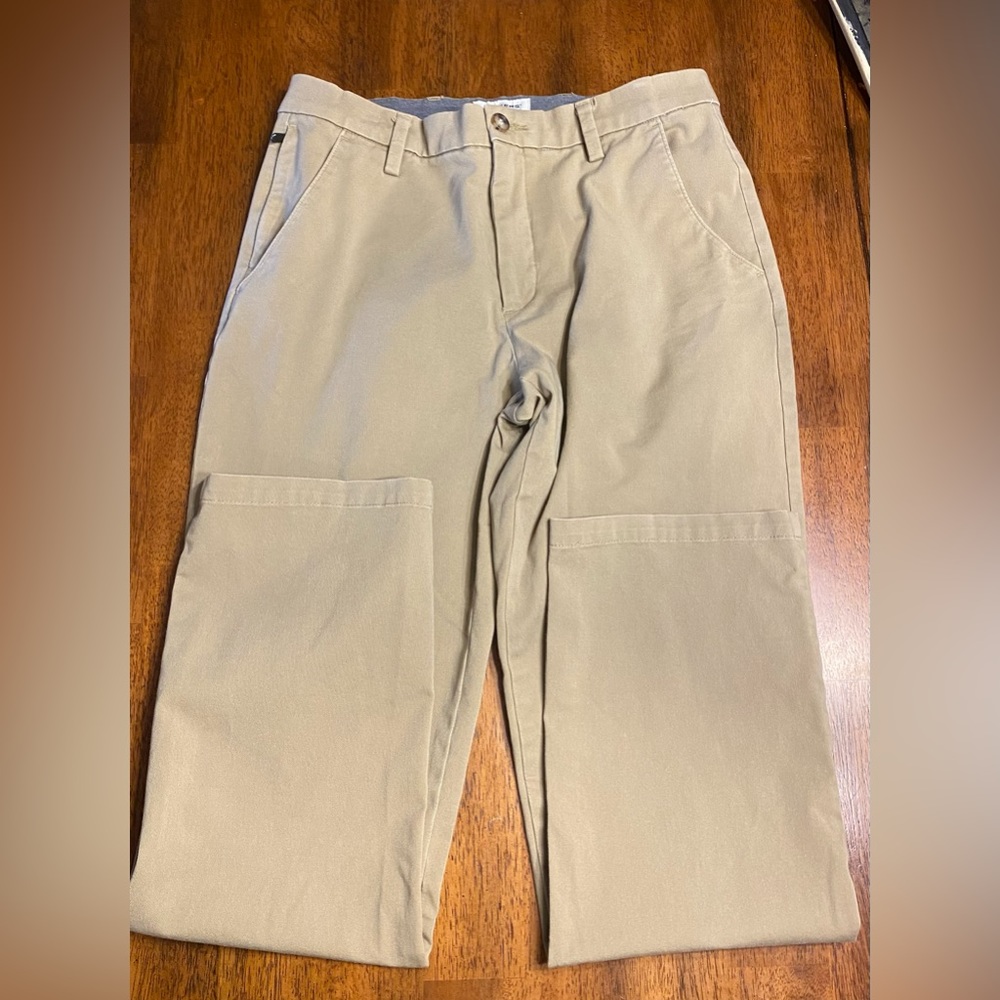 Dockers straight fit men’s khaki pants. Size 32x34